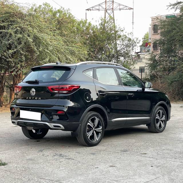 https://images10.gaadi.com/usedcar_image/4527087/original/processed_c0f38d07950a65dd0c3ced5f3e20cf77.jpg?imwidth=6402