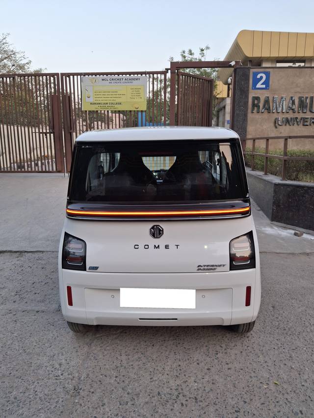 https://images10.gaadi.com/usedcar_image/4527108/original/processed_13924147cbd3e81178e8ad93d6048190.jpg?imwidth=6402