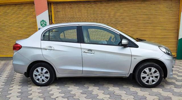 https://images10.gaadi.com/usedcar_image/4527109/original/processed_3722c69f60ffb820ea28e201c5665403.jpg?imwidth=6401
