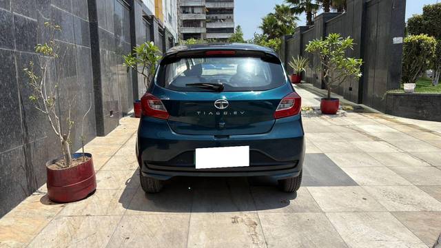 https://images10.gaadi.com/usedcar_image/4527118/original/processed_3063ddc3eb47d2f4376cde66f9bff9da.jpg?imwidth=6402