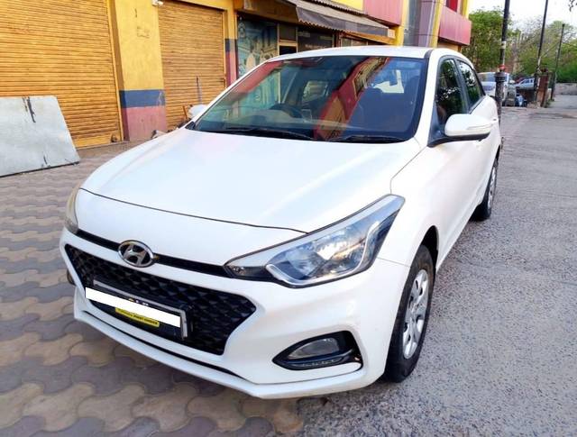 https://images10.gaadi.com/usedcar_image/4527119/original/processed_3a1364d18b4ab1f423317d4c653fa8a1.jpg?imwidth=6402