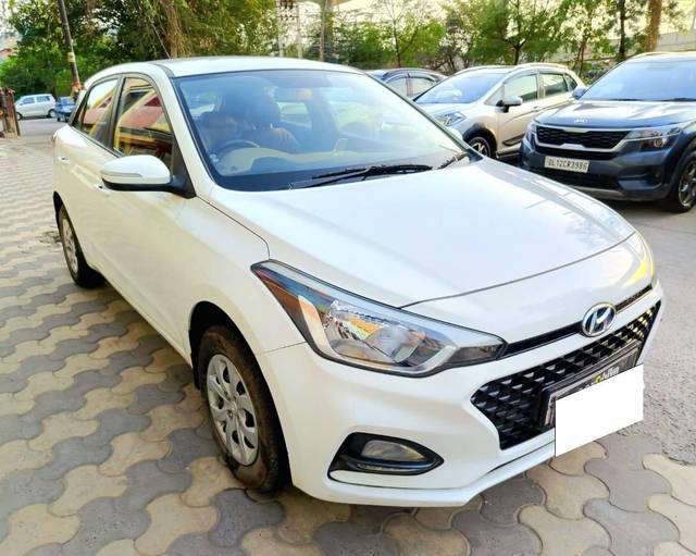 https://images10.gaadi.com/usedcar_image/4527119/original/processed_9a4caf431ae8ff825c335819fd548165.jpg?imwidth=6400