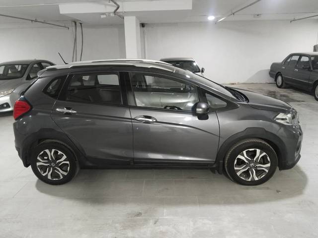 https://images10.gaadi.com/usedcar_image/4527169/original/d8a74e4b28632bce4e164d799087b2da.jpg?imwidth=6401