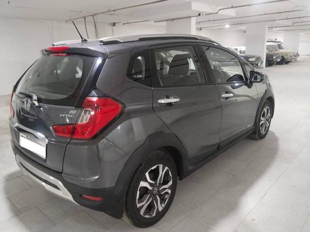 https://images10.gaadi.com/usedcar_image/4527169/original/processed_a51fa4ac39732f3f79416a56f863edc2.jpg?imwidth=6402