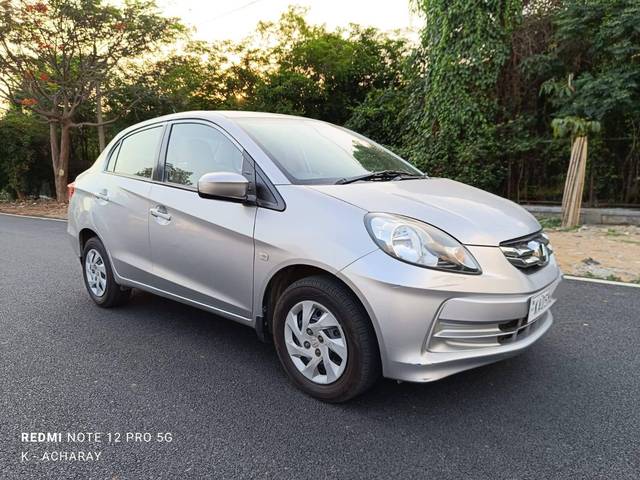 https://images10.gaadi.com/usedcar_image/4527184/original/processed_a3fd42b4127ad07cb6c6e5e77f6029a5.jpg?imwidth=6400