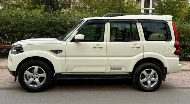 https://images10.gaadi.com/usedcar_image/4527199/original/processed_2296838bbbb724b03c4e4c68e4537461.jpg?imwidth=6402