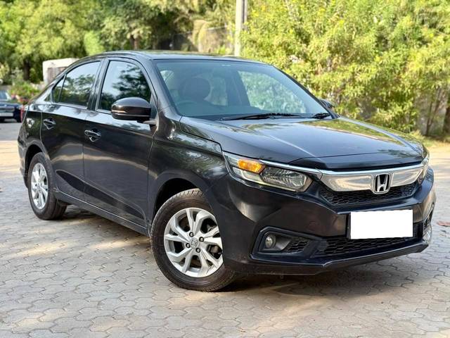 https://images10.gaadi.com/usedcar_image/4527208/original/processed_92cc3b63c3d1da475b7a48baa6a10008.jpg?imwidth=6400