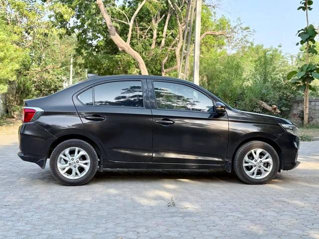 https://images10.gaadi.com/usedcar_image/4527208/original/processed_9c46a104719ac873ae60b8168aaf9620.jpg?imwidth=6401