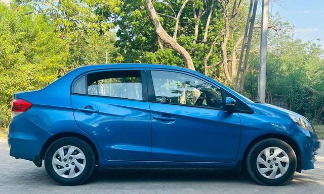 https://images10.gaadi.com/usedcar_image/4527213/original/6cbe29aa5d8b502cbedeca85f01677aa.jpg?imwidth=6401