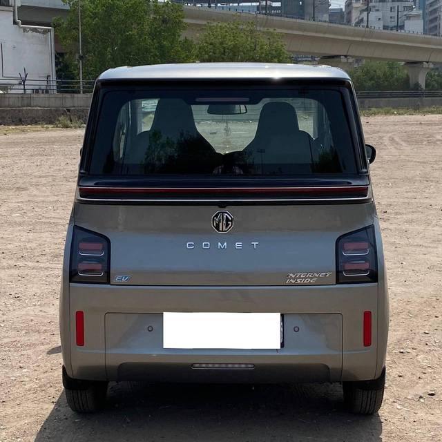 https://images10.gaadi.com/usedcar_image/4527217/original/processed_3b5d5baf8196989fe3ee87d7384510e8.jpg?imwidth=6402