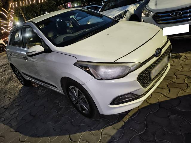 https://images10.gaadi.com/usedcar_image/4527229/original/processed_72410d94ca3ceeb6b01954c4f7e35949.jpg?imwidth=6400