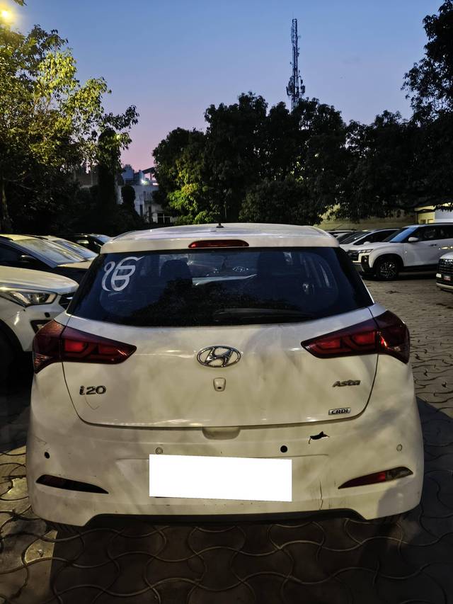 https://images10.gaadi.com/usedcar_image/4527229/original/processed_9f761f40d00556f401f99c350e9680c4.jpg?imwidth=6402