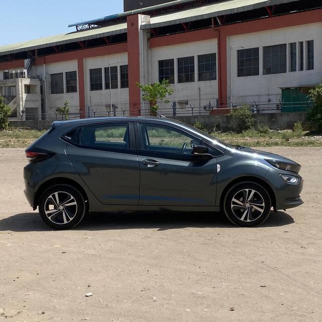 https://images10.gaadi.com/usedcar_image/4527232/original/d2b0bb140ed47a46706eb5fa3a4668c4.jpg?imwidth=6401