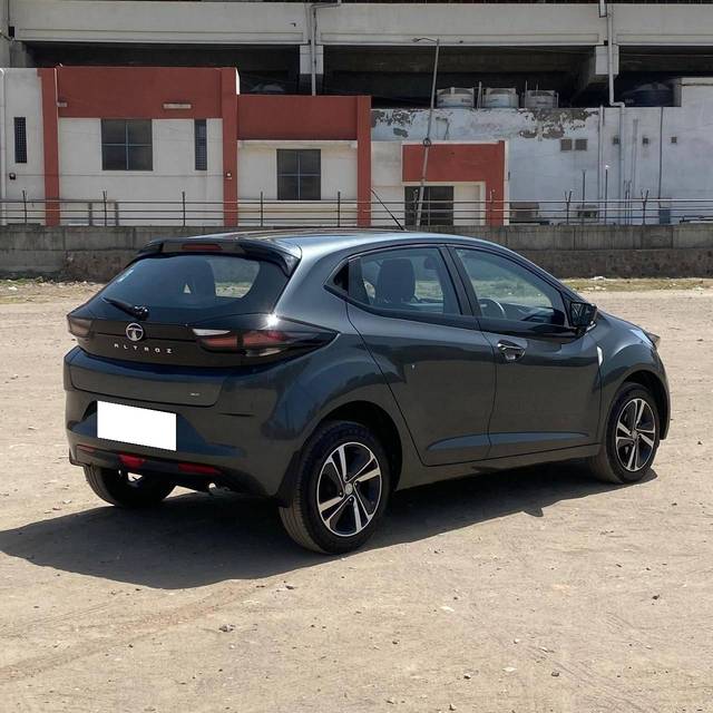 https://images10.gaadi.com/usedcar_image/4527232/original/processed_aab5a2cf97da495e8a40965c5b68ddac.jpg?imwidth=6402
