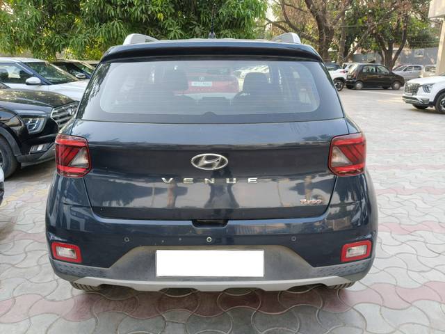 https://images10.gaadi.com/usedcar_image/4527233/original/processed_a4a5fd278bdc594138f6d2b45937aa45.jpg?imwidth=6402