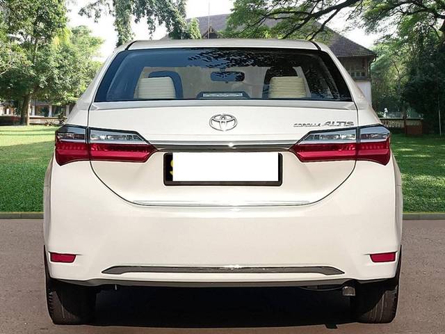 https://images10.gaadi.com/usedcar_image/4527277/original/processed_90f593ab1fbe0d3686edfbefa7520d2f.jpg?imwidth=6401