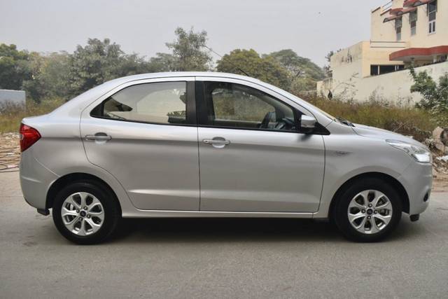 https://images10.gaadi.com/usedcar_image/4527286/original/b5b32d9b3af2ada6f86e995143be85ab.jpg?imwidth=6401