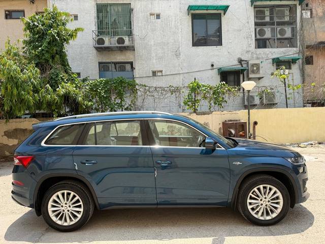 https://images10.gaadi.com/usedcar_image/4527319/original/c0e5c57accca74fae668e62812548700.jpg?imwidth=6401