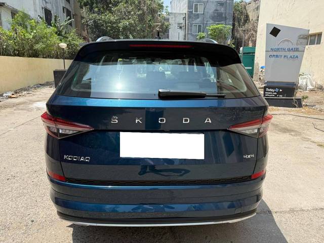 https://images10.gaadi.com/usedcar_image/4527319/original/processed_e9ee4c1733482dab235849332f8b4a55.jpg?imwidth=6402