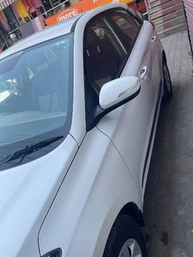 https://images10.gaadi.com/usedcar_image/4527330/original/processed_b29da58a-1c04-424e-bd64-8314621797e9.jpeg?imwidth=6402