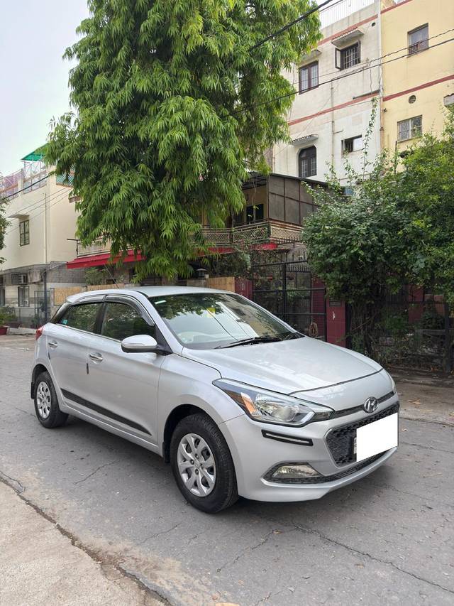 https://images10.gaadi.com/usedcar_image/4527331/original/processed_2d36c938e87df44e27f7488304de216b.jpg?imwidth=6400