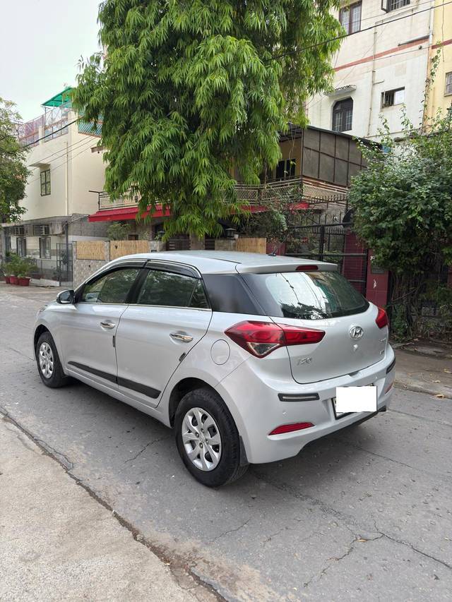 https://images10.gaadi.com/usedcar_image/4527331/original/processed_fe3101d59f9a90e04a601c890ba1592e.jpg?imwidth=6402