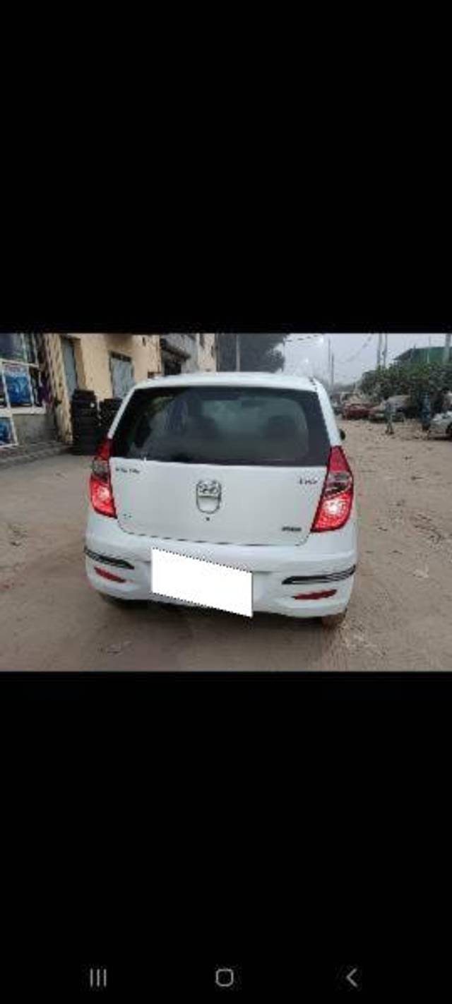 https://images10.gaadi.com/usedcar_image/4527386/original/processed_41a0a87e-cc8a-4d61-8177-6cfbddbeb493.jpg?imwidth=6401