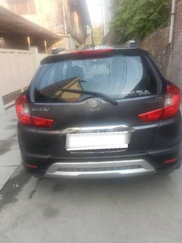 https://images10.gaadi.com/usedcar_image/4527396/original/processed_processed_633c1a75-fba4-4db1-b9ec-6847ca227c3e.jpg?imwidth=6401