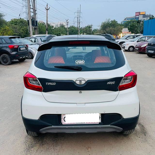 https://images10.gaadi.com/usedcar_image/4527413/original/processed_6d62cf7dda4b05263667d4e79d50b1c2.jpg?imwidth=6401