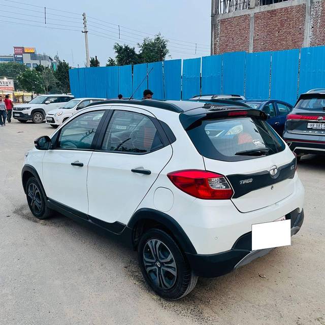 https://images10.gaadi.com/usedcar_image/4527413/original/processed_c8f8344453fa32e926706d480e7c2b51.jpg?imwidth=6402
