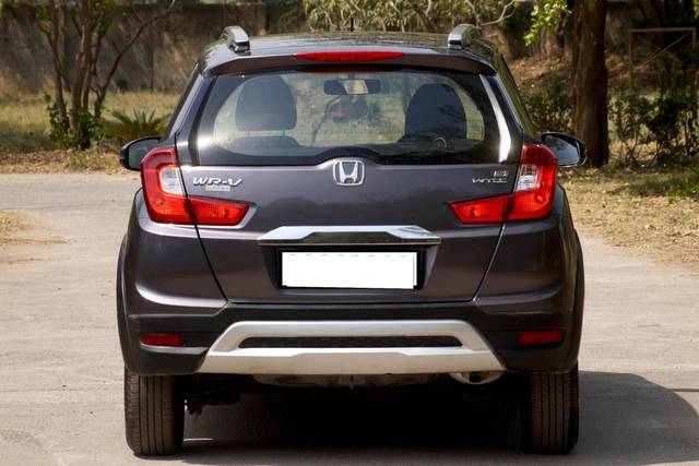 https://images10.gaadi.com/usedcar_image/4527423/original/processed_fc72df32801a66ca4b03a62e2277bc4a.jpeg?imwidth=6402