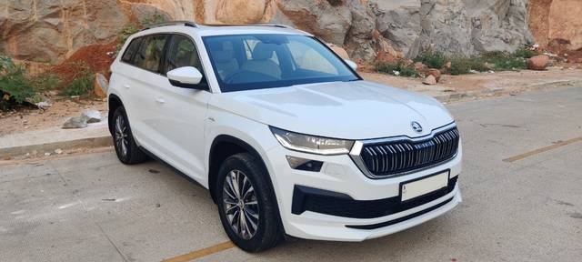 https://images10.gaadi.com/usedcar_image/4527435/original/b5656b2896c6ba08f9be644f26539467.jpg?imwidth=6400