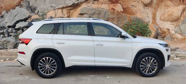 https://images10.gaadi.com/usedcar_image/4527435/original/bb4b653aa0ee91af5f84e60d39a79ee8.jpg?imwidth=6401
