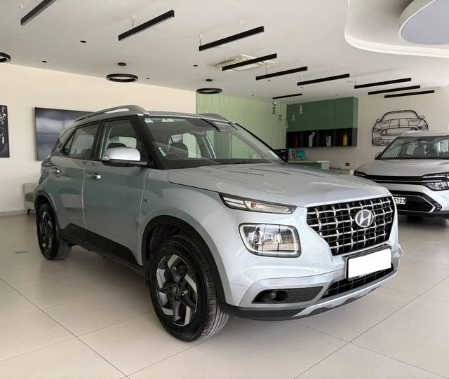 https://images10.gaadi.com/usedcar_image/4527446/original/processed_5acf05f6488653d7dca8f3ef81d63837.jpg?imwidth=6400