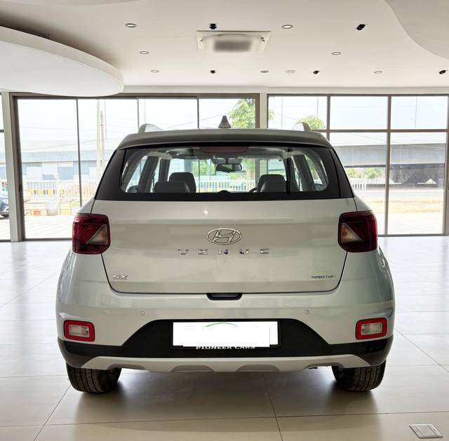 https://images10.gaadi.com/usedcar_image/4527446/original/processed_a8eaf5c502022a28bfb439c4cbd2ed62.jpg?imwidth=6402