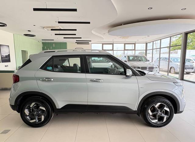 https://images10.gaadi.com/usedcar_image/4527446/original/processed_f68fc403846f9102a6160ddf161203a4.jpg?imwidth=6401