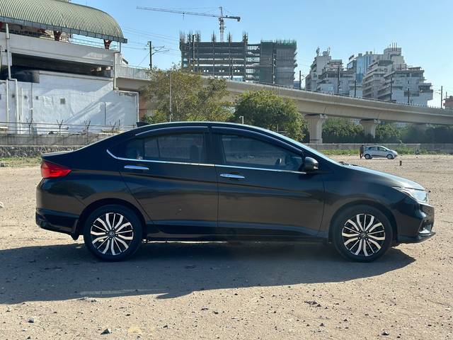 https://images10.gaadi.com/usedcar_image/4527515/original/f93dc683157691a2a93166389a483db9.jpg?imwidth=6401