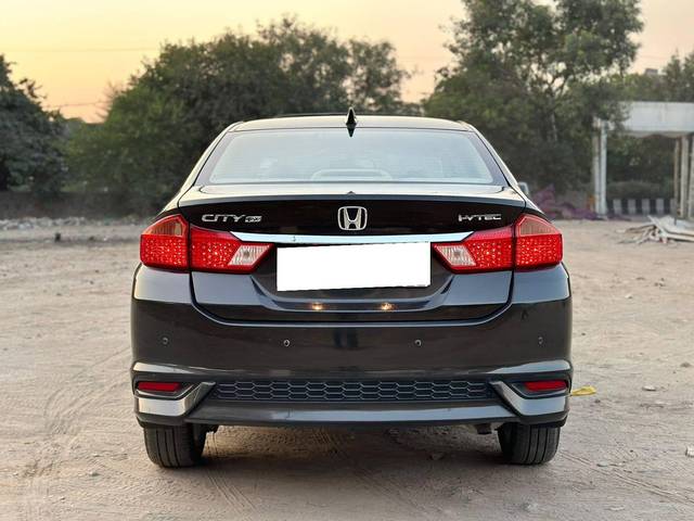 https://images10.gaadi.com/usedcar_image/4527529/original/processed_53e60b558a213be95ea242289c85d6f4.jpg?imwidth=6402