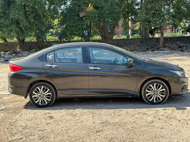 https://images10.gaadi.com/usedcar_image/4527541/original/328827f77aee426c37c6187ce7ffd06f.jpg?imwidth=6401