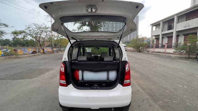 https://images10.gaadi.com/usedcar_image/4527635/original/processed_dc458fe4057c6d943a78b9c7d13e1581.jpg?imwidth=6402