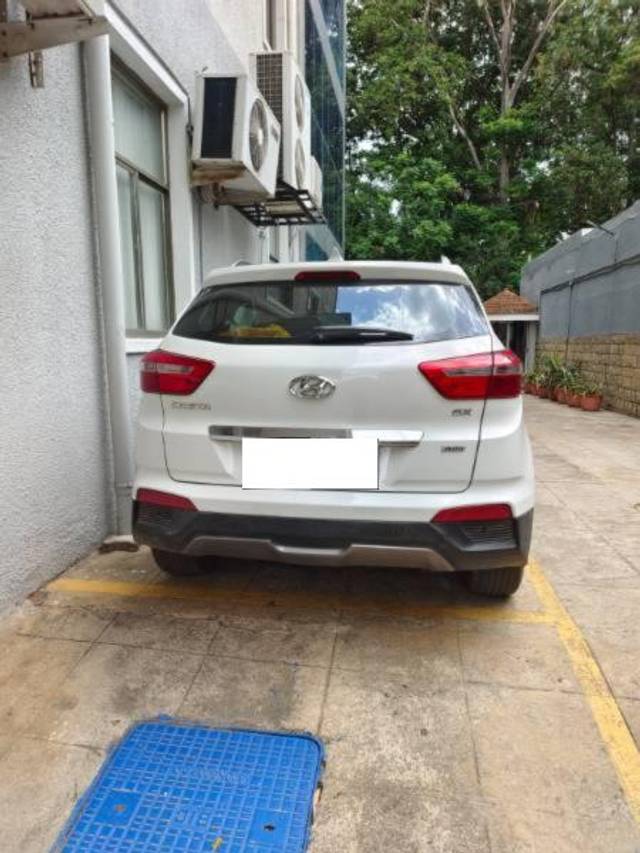 https://images10.gaadi.com/usedcar_image/4527705/original/processed_9e5842f9-f308-4d21-bfea-ebfd63d92477.jpg?imwidth=6402