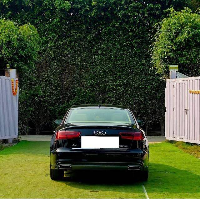 https://images10.gaadi.com/usedcar_image/4527715/original/processed_580272400efdb37b4d140eb11e6d36f6.jpg?imwidth=6402