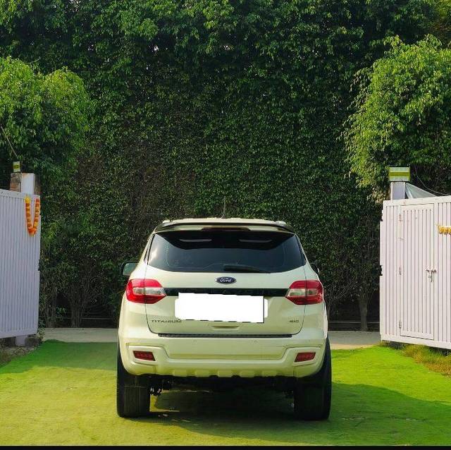 https://images10.gaadi.com/usedcar_image/4527738/original/processed_e7384eb0753254ad98fba4333149b6e8.jpg?imwidth=6402