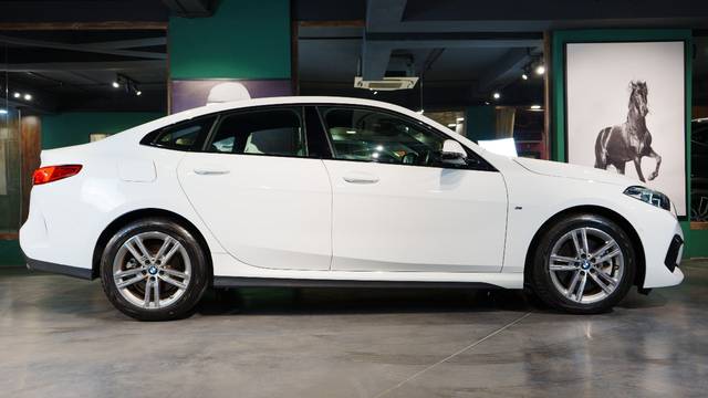 https://images10.gaadi.com/usedcar_image/4527812/original/b4186a033f5407aa9156e42499e35119.jpg?imwidth=6401