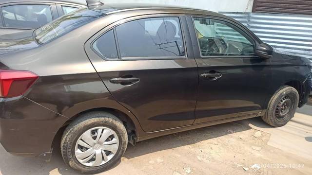 https://images10.gaadi.com/usedcar_image/4527996/original/processed_da432a6b-9f1f-444a-8fa1-440454855a66.jpg?imwidth=6401