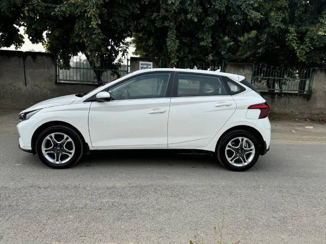 https://images10.gaadi.com/usedcar_image/4528096/original/processed_791344a5-129a-4e20-8d10-5bceac4ec31a.jpeg?imwidth=6402