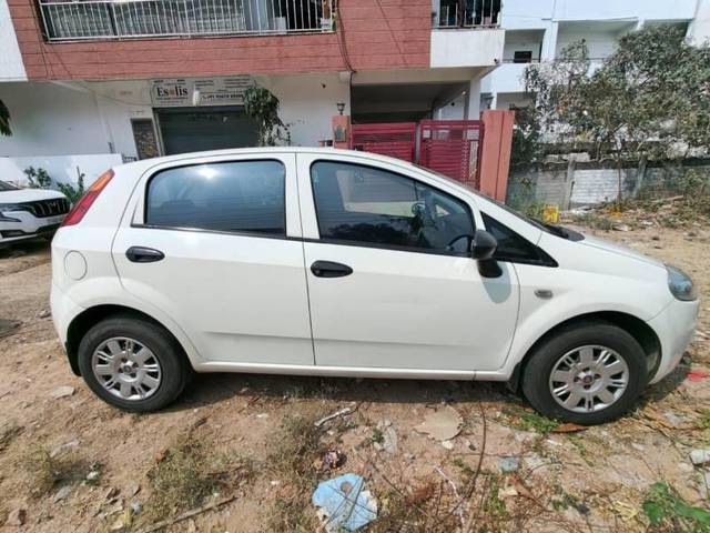 https://images10.gaadi.com/usedcar_image/4528188/original/processed_9d078611-ff37-474a-a9ae-d36eec20656f.jpeg?imwidth=6401