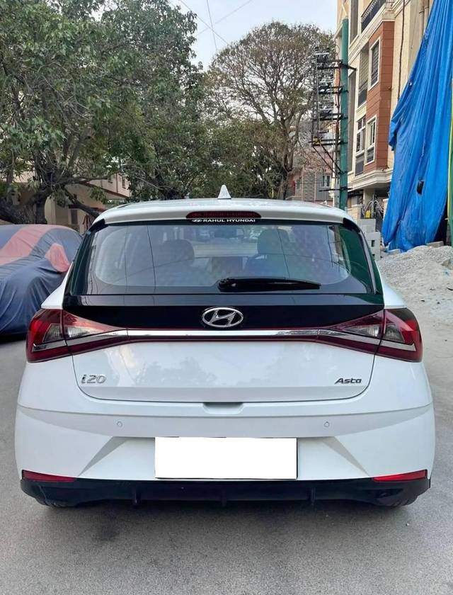 https://images10.gaadi.com/usedcar_image/4528288/original/processed_648a46ff-fbf8-4e84-b3b4-4e898b849317.jpg?imwidth=6402