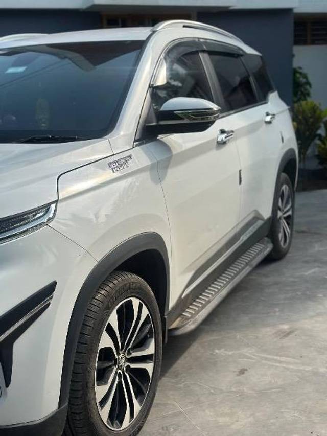 https://images10.gaadi.com/usedcar_image/4528402/original/processed_8d8fac55-28f0-4fc3-8026-30e39046a5ec.jpeg?imwidth=6401
