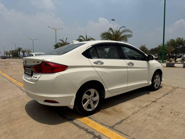 https://images10.gaadi.com/usedcar_image/4528414/original/processed_93e2c5fa-8483-477f-b7fb-5099fa88beb1.jpg?imwidth=6402